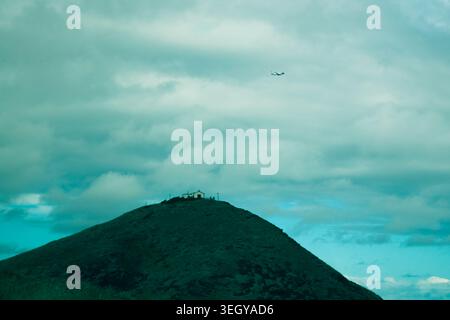 Una straordinaria fotografia panoramica grandangolare che cattura la bellezza grezza di una costa spettacolare. L'immagine mostra il blu e il turchese profondo del gra Foto Stock