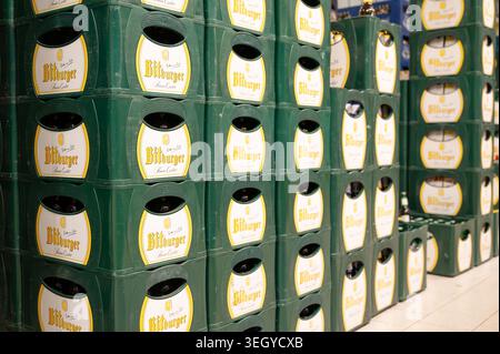 Assortimento di birra Bitburger, bevande alcoliche di marca tedesca, alcol in bottiglie e casse di vetro di deposito, esposizione in supermercato, Treviri, Germania Foto Stock
