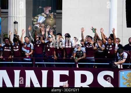 I giocatori dell'Aston Villa festeggiano durante la parata dei vincitori dell'Europa League a Birmingham. L'Aston Villa ha concluso i 30 anni di attesa per un trofeo, mentre ieri sera ha raggiunto un'enfatica vittoria 3-0 contro il Friburgo nella finale dell'Europa League a Istanbul. Data foto: Giovedì 21 maggio 2026. Foto Stock