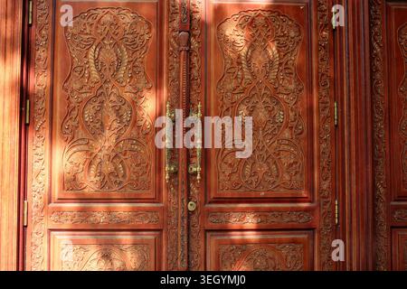 La porta in legno splendidamente intagliata mostra una straordinaria arte con luce naturale. Kiev, Ucraina, 21 maggio 2026 Foto Stock