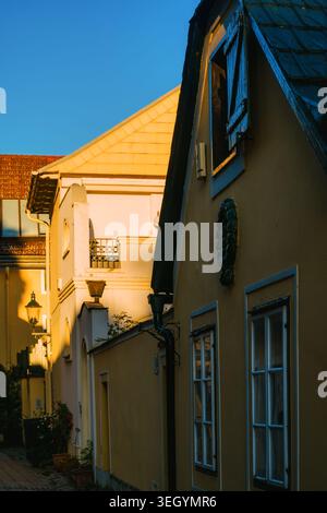 Storiche case gialle su una strada stretta a Baden bei Wien, Austria al tramonto Foto Stock