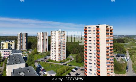 Vista dei droni degli alti edifici residenziali dell'era sovietica a Tallinn Lasnamäe Foto Stock