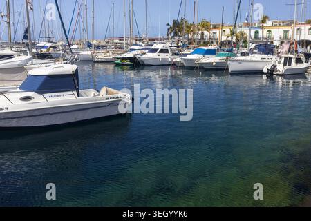 Yacht e barche ormeggiati nel porto turistico di Puerto de Mogán, Gran Canaria, Isole Canarie, Spagna. Foto Stock