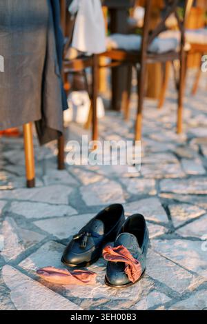 Mocassini blu e calze rosa su pavimentazione in pietra durante l'evento all'aperto Foto Stock