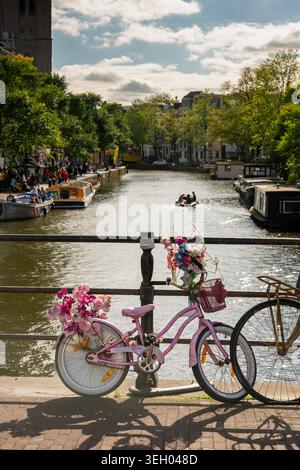 Bicicletta decorata con fiori sul Canal Bridge Foto Stock