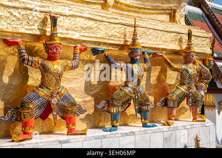 Yakshas regge un chedi dorato al Wat Phra Kaew, Grand Palace, Bangkok, Thailandia Foto Stock