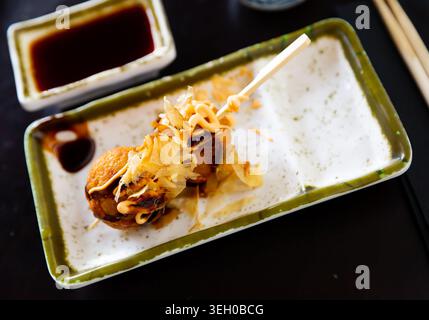 Spuntino giapponese, palle di takoyaki o polpo - primo piano in stile giapponese Foto Stock