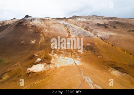 Vista aerea dell'area geotermica di Hverir con fumarole fumanti e terreno vulcanico colorato a Reykjahlid, Thingeyjarsveit, Islanda. Foto Stock