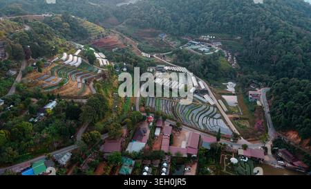 Paesaggio rurale di montagna che mostra fattorie terrazzate e serre nel nord della thailandia Foto Stock