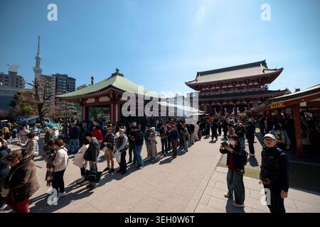 I visitatori si riuniscono nel cortile del tempio senso-ji con Tokyo Skytree visibile sullo sfondo ad Asakusa, Tokyo, Giappone. Foto Stock