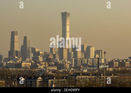 Vista del moderno skyline con il grattacielo China Zun e il quartier generale CCTV sotto una foschia dorata al tramonto a Pechino, Pechino, Cina. Foto Stock