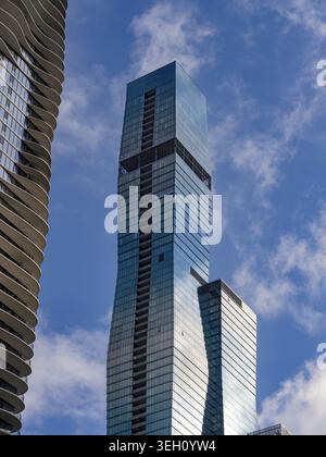 Chicago, Stati Uniti - 15 settembre 2025: Vista del grattacielo St. Regis Chicago con la sua facciata in vetro ondulata e l'edificio Aqua sotto un edificio Foto Stock