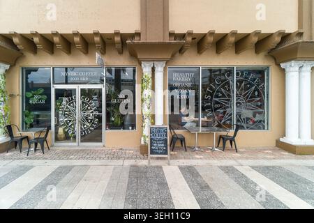 USA, Hollywood, FL - 3 maggio 2026: Esterno dell'edificio Mystic Coffee Cafe, caratterizzato da grandi finestre che mostrano il testo del menu dietetico. Foto Stock