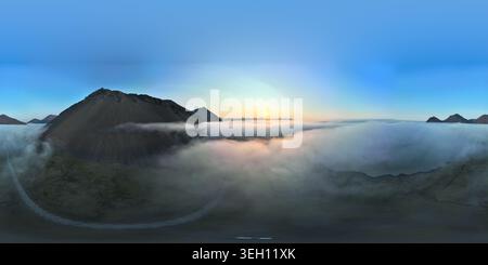 Alba sulla catena montuosa attraverso le nuvole Foto Stock