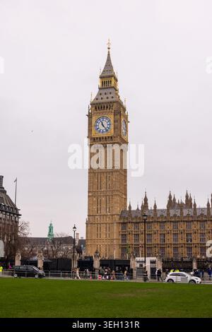 Londra, Regno Unito - 12 maggio 2025: Vista del Big Ben e del Palazzo di Westminster con la sua iconica architettura gotica sotto un cielo coperto. Foto Stock