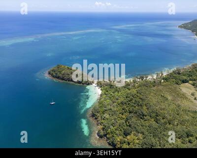 Vista aerea della lussureggiante foresta tropicale e delle barriere coralline che circondano Guanaja, Bay Islands Department, Honduras. Foto Stock