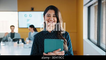 Ritratto, riunione e donna d'affari con analisi dei dati, report o specialista di marketing. Analista professionale, sorridente e digitale con tecnologia per Foto Stock
