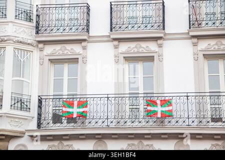 VITORIA-GASTEIZ, SPAGNA - 9 AGOSTO 2025: Primo piano dell'elegante facciata neoclassica bianca di un edificio storico della città vecchia. Due Basq tradizionali Foto Stock