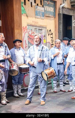 VITORIA-GASTEIZ, SPAGNA - AGOSTO 2025: Musicisti baschi tradizionali, noti come Blusa, che suonano il txistu (flauto tradizionale) e un piccolo tamburo durante Foto Stock