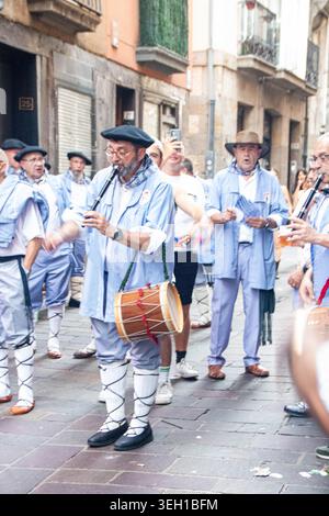 VITORIA-GASTEIZ, SPAGNA - AGOSTO 2025: Musicisti baschi tradizionali, noti come Blusa, che suonano il txistu (flauto tradizionale) e un piccolo tamburo durante Foto Stock