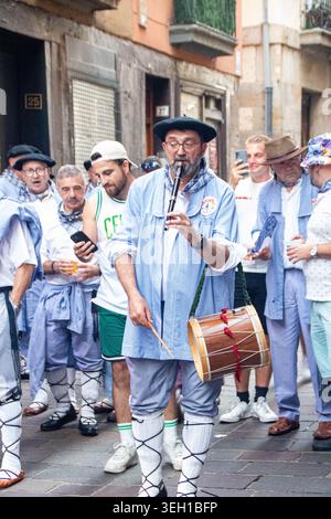 VITORIA-GASTEIZ, SPAGNA - AGOSTO 2025: Musicisti baschi tradizionali, noti come Blusa, che suonano il txistu (flauto tradizionale) e un piccolo tamburo durante Foto Stock