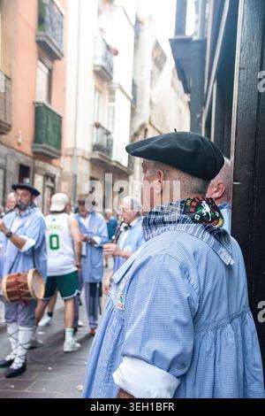 VITORIA-GASTEIZ, SPAGNA - AGOSTO 2025: Musicisti baschi tradizionali, noti come Blusa, che suonano il txistu (flauto tradizionale) e un piccolo tamburo durante Foto Stock