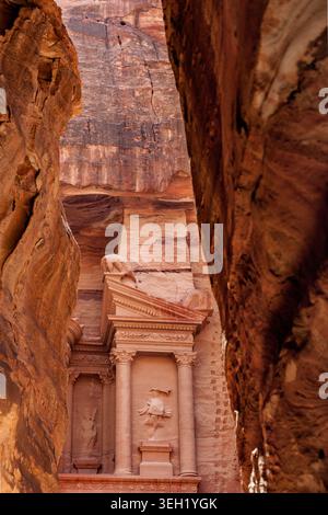 Vista dal Siq del Tesoro scavato nella roccia - al-Khazneh - a Petra a Petra Foto Stock
