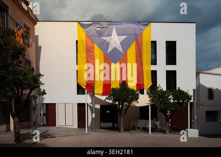 Grande striscione Estelada sulla facciata dell'edificio in Catalogna, Spagna, che simboleggia il movimento indipendentista catalano e l'identità regionale. Immagine editoriale per politica cultura e attivismo. Foto di alta qualità Foto Stock