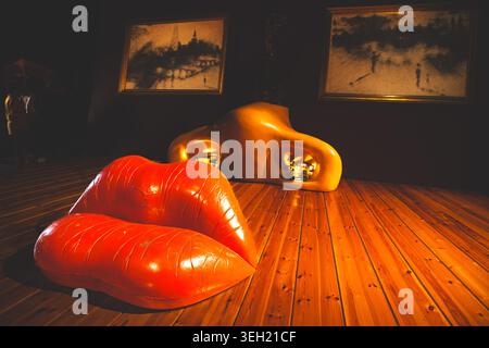 Installazione del divano Mae West Lips all'interno del Museo del Teatro Salvador Dalì a Figueres Girona Spagna 30.09.2025 con interni surreali e un'atmosfera suggestiva. Foto di alta qualità. Foto Stock