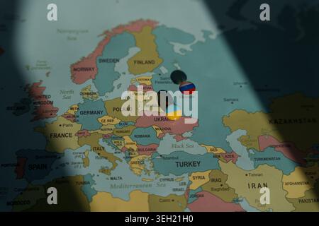 Mappa dell'Europa orientale con spille tonde posizionate su Ucraina e Russia vicino a Mosca, concetto di conflitto geopolitico e relazioni internazionali Foto Stock