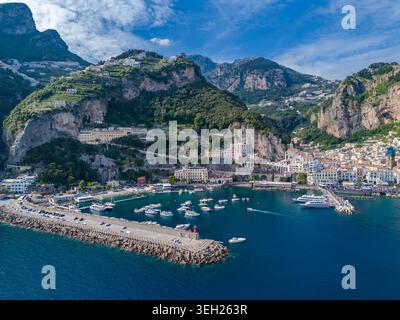 Panorama aereo della città di Amalfi sulla Costiera Amalfitana, la panoramica costa mediterranea e la storica architettura costiera italiana Foto Stock