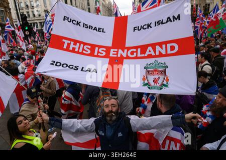 Unisci The Kingdom March, Londra, Regno Unito. 16 maggio 2026. Un manifestante che tiene una bandiera anti-Israele e anti-Islam all'anti-immigrazione Unite the Kingdom mar Foto Stock