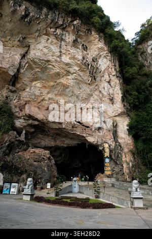 [Ipoh, Malesia - 9 agosto 2022:]ingresso al tempio della grotta Kek Lok Tong a Ipoh, Perak, Malesia - Una grotta calcarea che si apre circondata da una vegetazione lussureggiante Foto Stock
