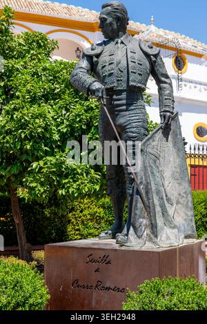 Siviglia, Siviglia - Spagna? 04-19-2024: Statua in bronzo di Curro Romero, un rinomato torero spagnolo, alto con iconico abbigliamento matador. Foto Stock