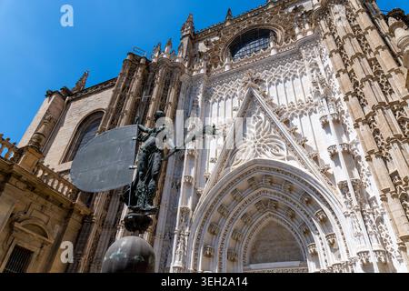 Siviglia, Siviglia - Spagna? 04-19-2024: Maestosa facciata gotica della cattedrale di Siviglia, dettagli ornati con statua, che simboleggia il ricco patrimonio culturale della città. Foto Stock