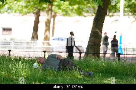 Gente a St James's Park a Londra. L'Agenzia per la sicurezza sanitaria del Regno Unito (UKHSA) ha emesso un avviso ambra sulla salute del calore per alcune parti del Regno Unito, poiché si prevede che le temperature aumentino durante il fine settimana festivo. Data foto: Venerdì 22 maggio 2026. Foto Stock