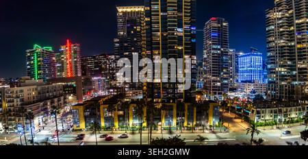 La luce colorata decora lo skyline del centro di notte. San Diego, California, Stati Uniti. Foto Stock