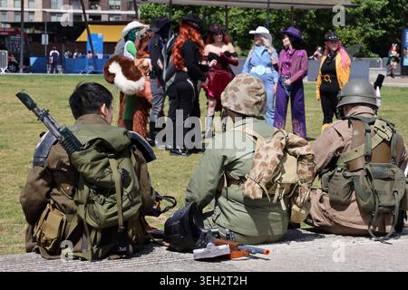 Londra, Regno Unito. 22 maggio 2026. Personaggi contrastanti al convegno MCM Comic con pop culture all'Excel di Londra crediti: Paul Brown/Alamy Live News Foto Stock