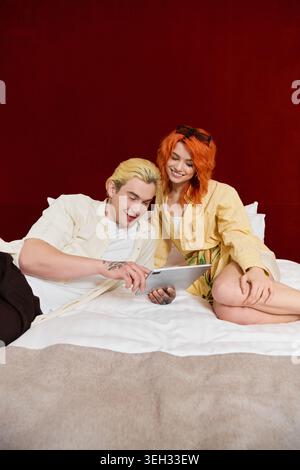 Una giovane coppia ama trascorrere del tempo di qualità in un hotel elegante, condividendo ricordi e risate. Foto Stock