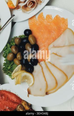 I piatti contengono pesce fresco e colorato e carni Foto Stock