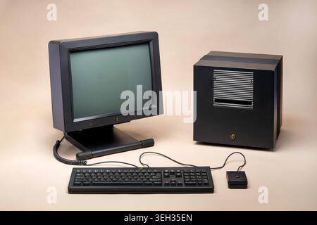 Pavia, Lombardia, Italia-30 marzo 2026: Pavia, Lombardia, Italia-30 marzo 2026: workstation NeXTcube dal 1988 di Steve Jobs, con monitor CRT, tastiera Foto Stock