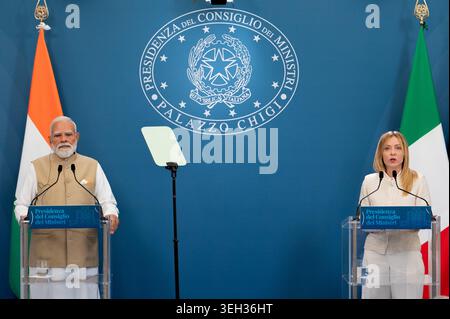 Il primo ministro indiano Narendra modi e il primo ministro italiano Giorgia Meloni partono alla fine di una conferenza stampa a Villa Doria Pamphili a Roma il 20 maggio 2026. Foto Stock
