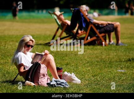 I visitatori di Green Park, Londra, potranno godersi il sole. L'Agenzia per la sicurezza sanitaria del Regno Unito (UKHSA) ha emesso un avviso ambra sulla salute del calore per alcune parti del Regno Unito, poiché si prevede che le temperature aumentino durante il fine settimana festivo. Data foto: Venerdì 22 maggio 2026. Foto Stock