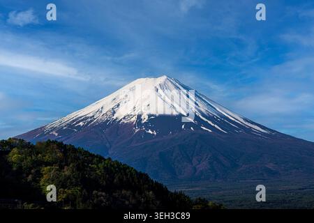 Primo piano del Monte Fuji innevato sul Lago Kawaguchiko nella città di Fujikawaguchiko, in Giappone. Il monte Fuji o Fujisan è un sito patrimonio dell'umanità dell'UNESCO Foto Stock