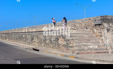 Due turisti donne che visitano un tratto basso delle Vecchia Mura, Cartagena de Indias, Colombia. Foto Stock