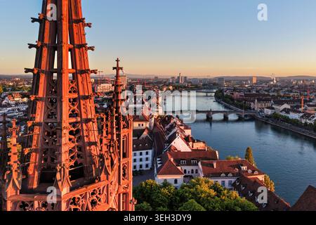 Basilea, primavera, Reno, Svizzera, Basilea, skyline, Münster, Canton Baselstadt, alba, atmosfera mattutina, data Foto Stock