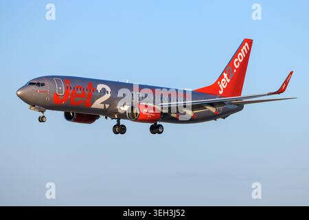 Jet2 Boeing 737-86N (Reg.: G-GDFS) atterrando in tarda serata. Foto Stock