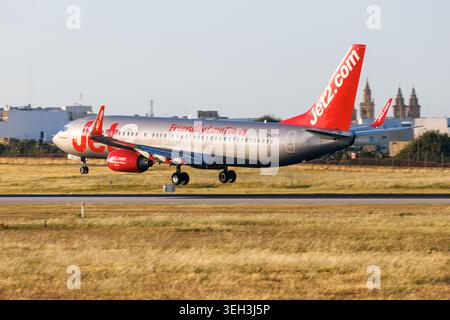 Jet2 Boeing 737-86N (Reg.: G-GDFS) atterrando in tarda serata. Foto Stock