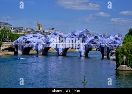 Francia, Parigi (75), il Pont Neuf coperto dall'artista JR, chiamato la Caverne du Pont-Neuf (la grotta del Pont-Neuf), 21 maggio 2026 Foto Stock