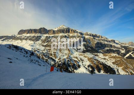 Sellaronda, Italia - 22.02.2025: Vista panoramica delle Dolomiti innevate a Sellaronda, Italia, durante l'inverno. Foto Stock